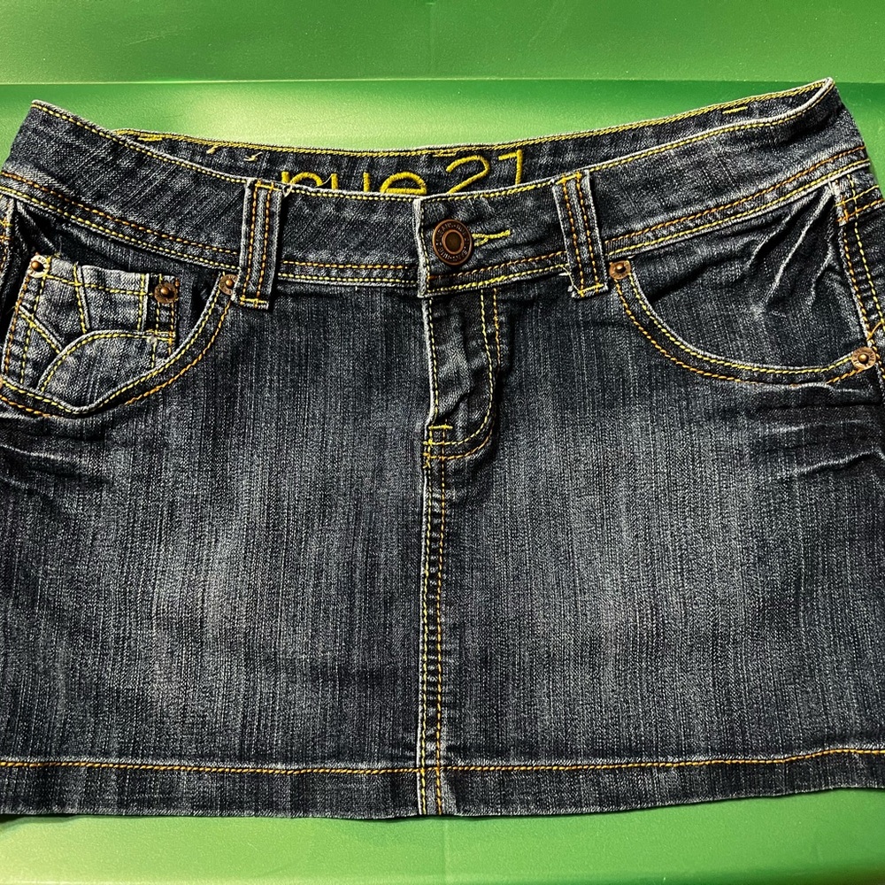 2000’s Rue 21 Jean mini skirt; size 1/2, excellent condition. 10-1/2” length